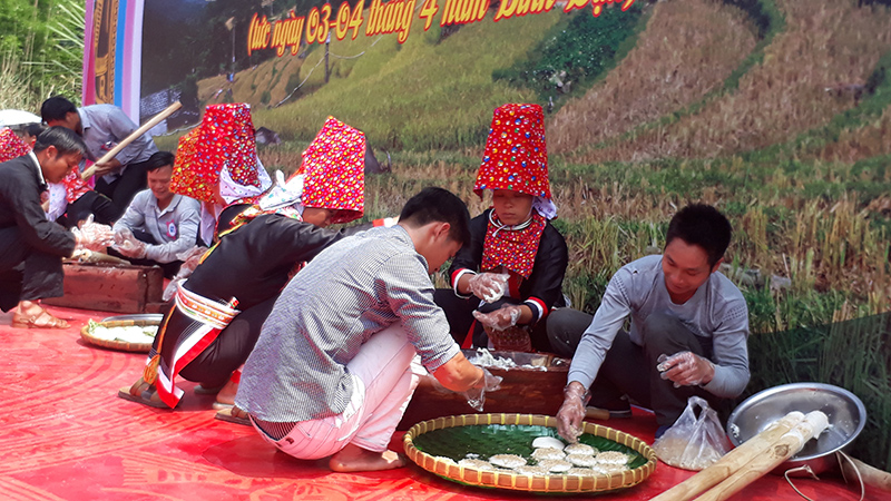 Thi làm bánh trong Ngày hội Kiêng gió của người Dao Thanh Phán ở xã Đồng Văn (Bình Liêu).