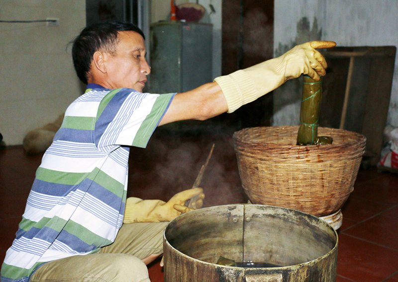 Nghệ nhân Bùi Văn Vần, xã Phong Cốc, TX Quảng Yên cẩn thận thực hiện khâu luộc bánh gio.