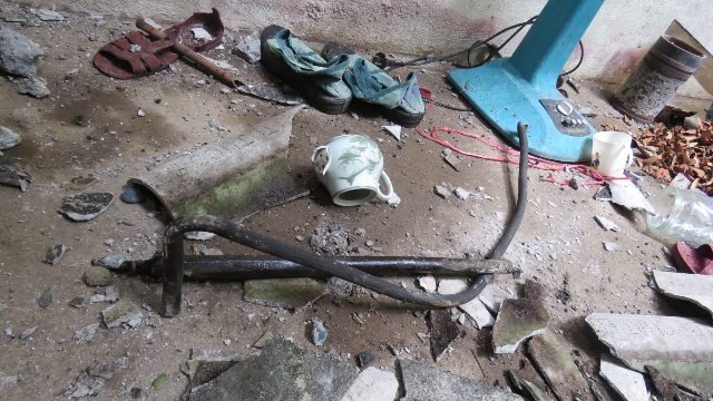Các mảnh vỡ từ vụ nổ văng vào làm hỏng vật dụng của một hộ dân tổ 1, phường Minh Khai, thành phố Hà Giang. Ảnh: KHÁNH TOÀN