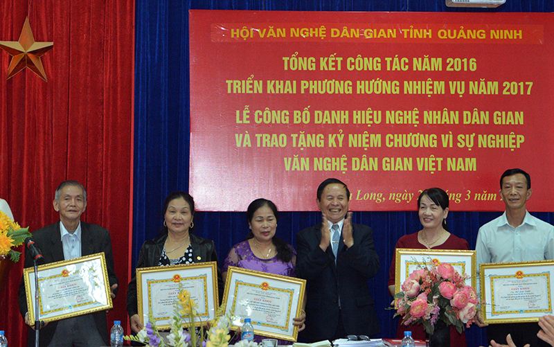 Ông Nguyễn Quang Vinh thay mặt Hội VNDG Quảng Ninh trao thưởng cho các nghệ nhân và hội viên.