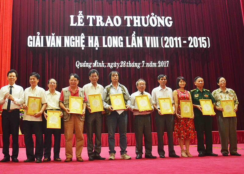 Chủ tịch Hội VHNT Quảng Ninh Phạm Ngọc Thành trao giải Nhì (không có giải nhất) cho các tác giả.