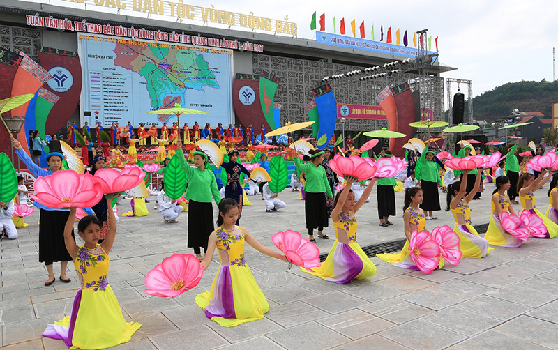 Một tiết mục biểu diễn trong Tuần Văn hoá, Thể thao các dân tộc vùng Đông Bắc Quảng Ninh lần thứ I - 2017 được tổ chức tại Trung tâm VH-TT các dân tộc vùng Đông Bắc. 			            Ảnh: Xuân Thao (CTV)