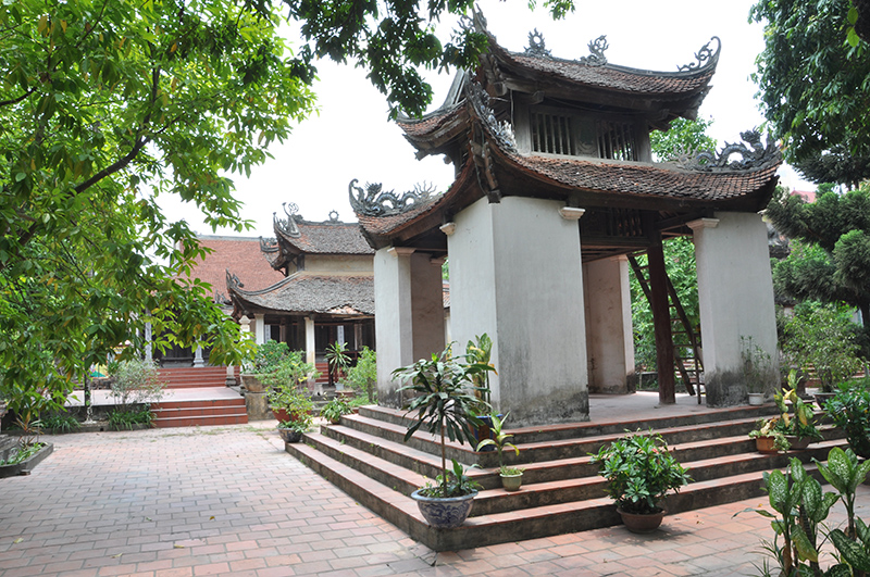 Chùa Vẽ, tên chữ là Tự Khánh cổ tự nằm ở trung tâm làng. Gác chuông, phương đình và tiền đường, hậu cung chùa mang phong cách kiến trúc thế kỉ 18, 19.