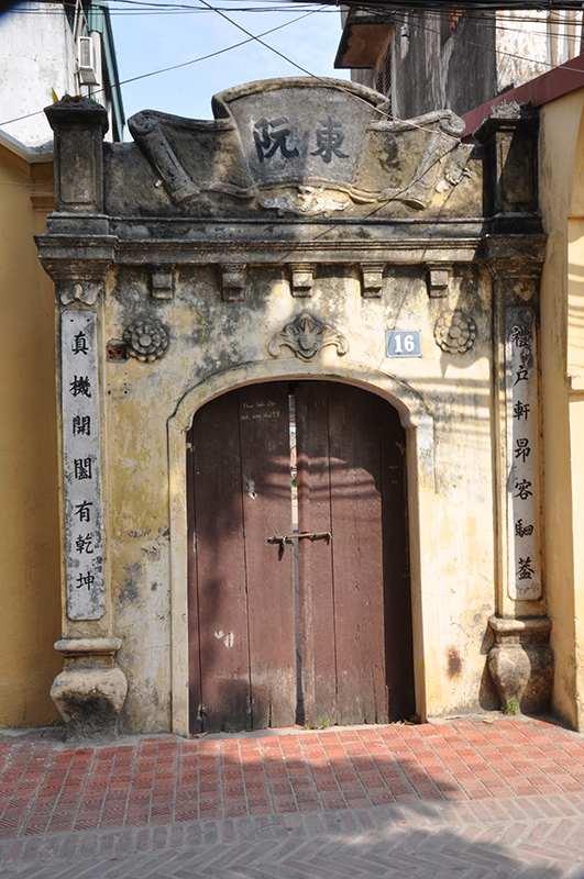 Cổng một gia đình ở xóm Đông, có ghi chữ “Đông Nguyễn” (tức là gia đình họ Nguyễn xóm Đông).