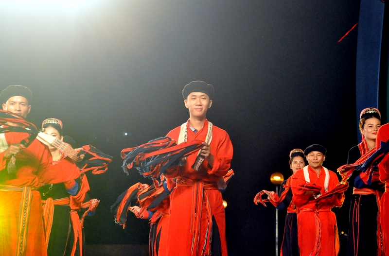 Mãn nhãn với màn trình diễn dân ca, dân vũ, dân nhạc truyền thống các dân tộc vùng Đông Bắc