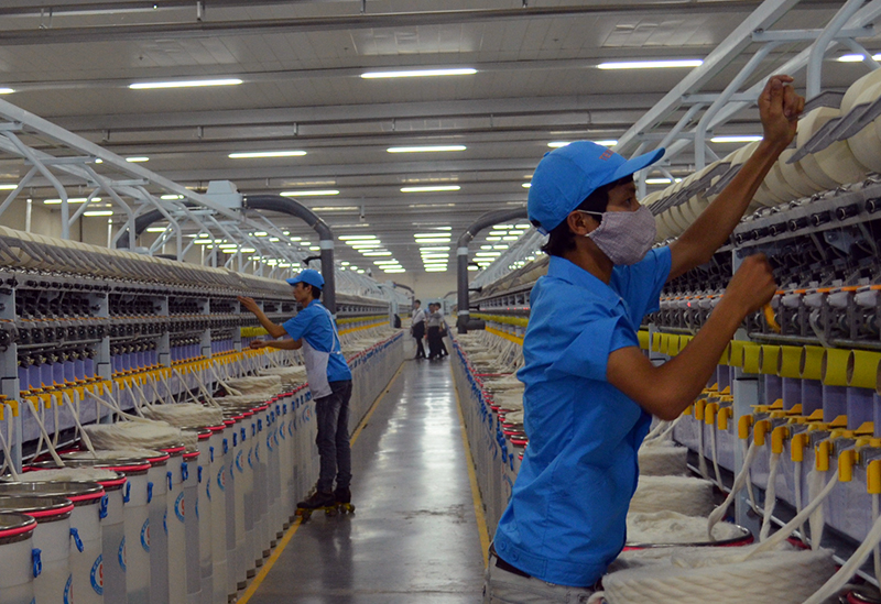 Sản xuất bông sợi cao cấp tại Nhà máy Texhong Ngân Long, huyện Hải Hà.