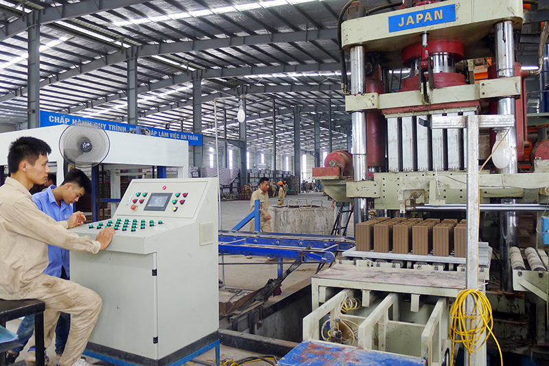 Dây chuyền sản xuất gạch không nung của Công ty TNHH Thanh Tuyền.
