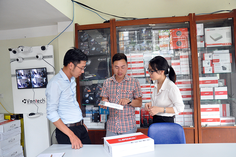 Anh Nguyễn Văn Tùng, Giám đốc Công ty TNHH Công nghệ An Hưng (giữa) lựa chọn hàng Việt Nam chất lượng cao để khởi nghiệp.