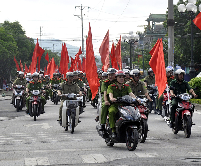 Các lực lượng vũ trang trên địa bàn TP Uông Bí xuống đường tuyên truyền về TTATGT, trật tự đô thị.
