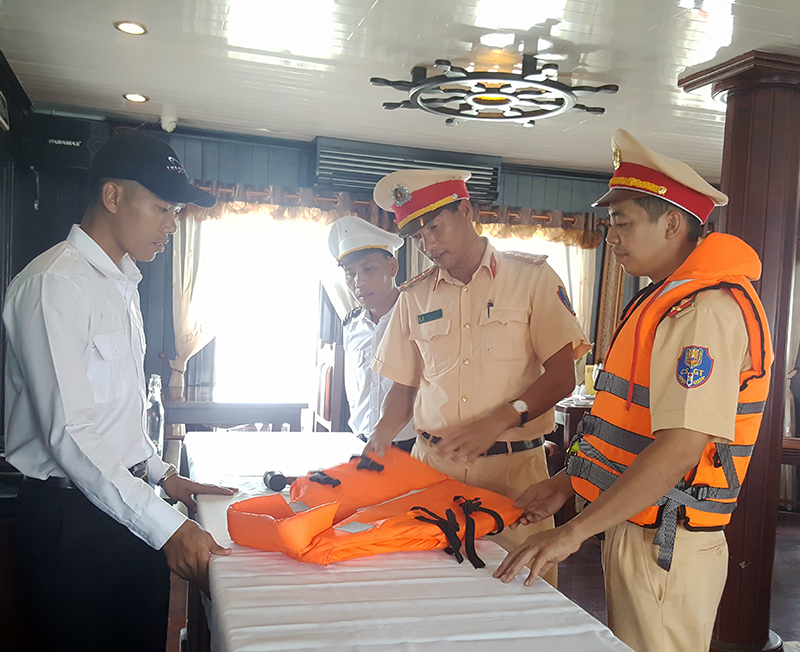 Cán bộ, chiến sĩ Phòng Cảnh sát giao thông đường thủy (Công an tỉnh) kiểm tra điều kiện an toàn của tàu vận chuyển khách trên Vịnh Hạ Long.