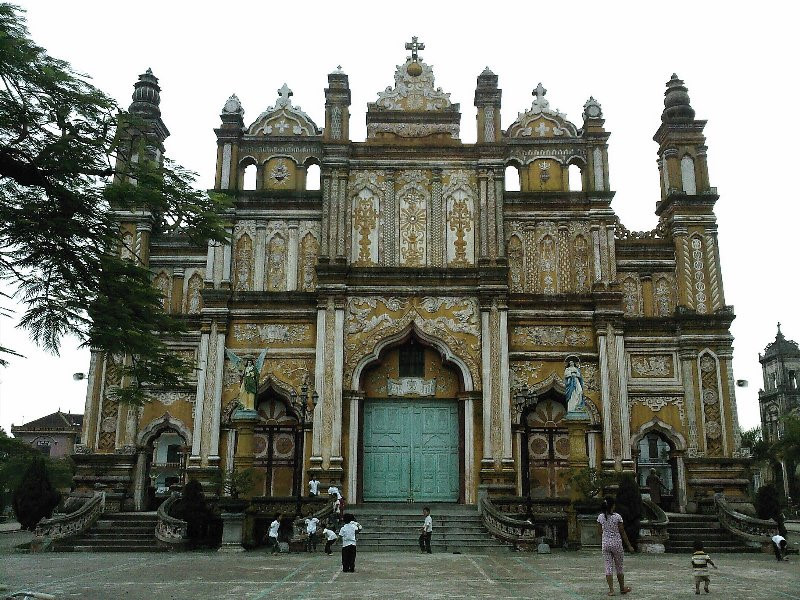 Nhà thờ Trung Lao là một công trình kiến trúc độc đáo tại Nam Định, do cha Juan Pages và Trứ thừa sai Tây Ban Nha chỉ đạo khởi công xây dựng năm 1888, hoàn thành năm 1898.