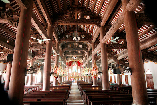 Cột nhà thờ là những cây gỗ lim có đường kính từ 70-80 cm. Các vì kèo, xà khóa, xà cân nâng đỡ được chạm trổ rất công phu với hoa văn uyển chuyển.