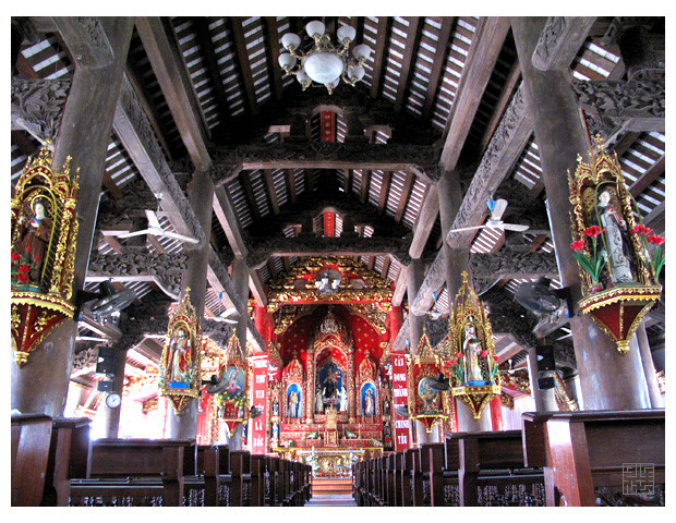Nhà thờ có chiều dài 50 m, rộng 16 m, gồm 11 gian, được xây bằng gạch, mái lợp ngói đỏ hình vảy rồng, còn gọi là ngói Nam.