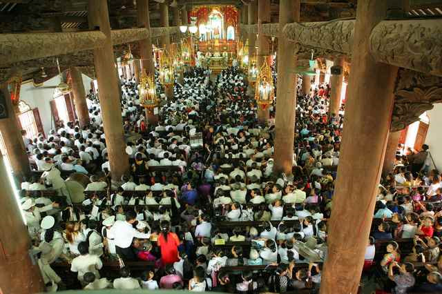 Một buổi lễ tại nhà thờ Trung Lao với sự tham gia của rất nhiều giáo dân.