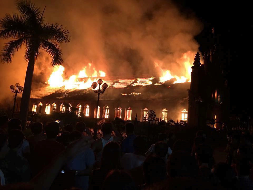 Khoảng 23h30 ngày 5/8, lửa bắt đầu bốc lên tại nhà thờ Trung Lao (xã Trung Đông, huyện Trực Ninh, Nam Định). Ảnh: Ngô Bình.