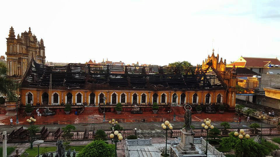 Ngọn lửa bùng cháy dữ dội trong đêm thiêu rụi toàn bộ phần mái và nội thất của nhà thờ cổ 130 năm tuổi tại Nam Định. Cảnh sát chưa đưa ra thông tin chính thức nào về nguyên nhân vụ hỏa hoạn. Ảnh: Ngọc Đính.