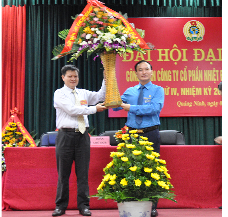 Đồng chí Trần Danh Chức, Chủ tịch LĐLĐ tỉnh tặng hoa chúc mừng Đại hội.