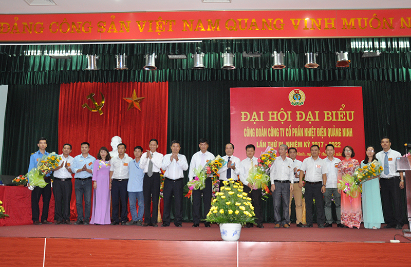 Lãnh đạo LĐLĐ tỉnh, Tổng Công ty phát điện 1 tặng hoa chúc mừng BCH Công đoàn Công ty khóa mới.