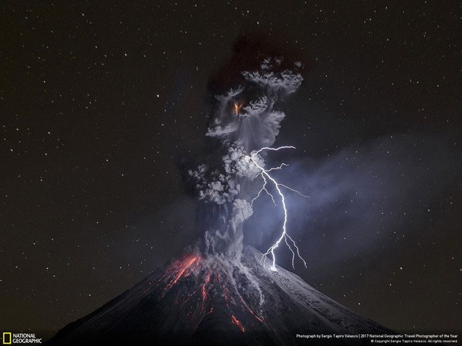 Hình ảnh tuyệt đẹp của một tia sét đánh bên đám khói đen của núi lửa đang phun giúp Sergio Tapiro Velasco trở thành người chiến thắng cuộc thi National Geographic Travel Photographer năm 2017. Bức ảnh có tên “Sức mạnh của thiên nhiên” chụp ngọn núi lửa đang phun từ cách đó 12 km đã chiến thắng cả thể loại Tự nhiên lẫn danh hiệu Giải thưởng lớn nhất.