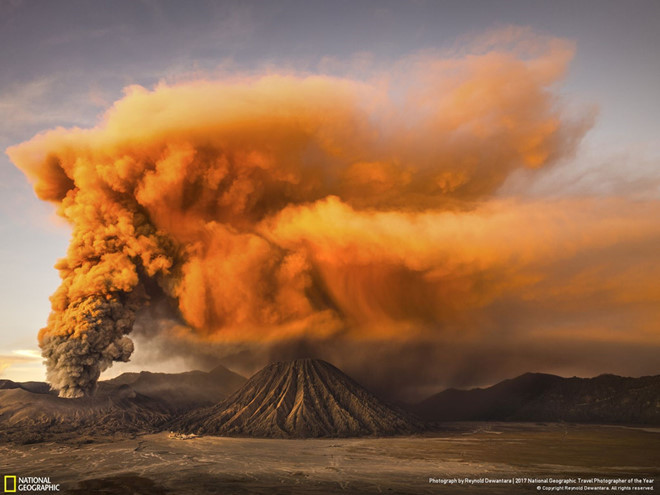 Reynold Riksa Dewantara với bức ảnh chụp ngọn núi lửa ở Đông Java, Indonesia. Các tác giả tranh tài ở ba thể loại ảnh: Thiên nhiên, Con người, Đô thị.