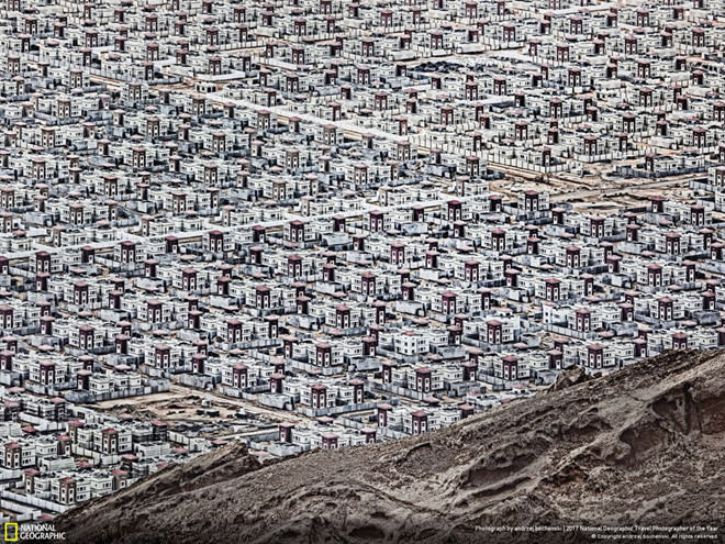 Bức ảnh “Thành phố mới trên sa mạc” của Andrzej Bochenski thể hiện sự ngăn nắp đáng kinh ngạc của Muhafazat al-Buraimi ở Oman.