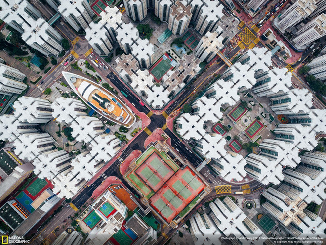 Qua bức ảnh “Thành phố Tường thành”, tác giả Andy Yeung muốn thể hiện điều kiện sống chật hẹp ở Hong Kong (Trung Quốc). Cửu Long Trại Thành từng là nơi có mật độ dân cư dày đặc nhất trên Trái đất. Hàng trăm ngôi nhà nằm xếp chồng lên nhau, rất nhiều người sống trong những không gian tù túng, chật hẹp không có ánh sáng. Cửu Long Trại Thành bị phá hủy vào những năm 1990. Ảnh đạt giải nhì thể loại Đô thị.