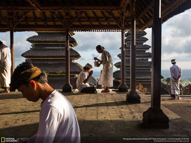 Michael Dean Morgan nắm bắt được sự tĩnh lặng ở một ngôi đền ở phía nam núi Agung, tại Bali (Indonesia), nơi người dân thường đến để cầu nguyện và nhận sự ban phước từ các nhà sư.