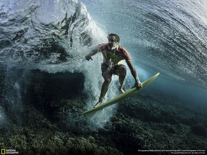 Bạn có thể phải nhìn lại hai lần để thực sự hiểu được những gì đang xảy ra trong hình ảnh của Rodney Bursiel. Hình ảnh về con sóng xung quanh một người đàn ông đang lướt sóng ở vùng biển ngoài khơi Tavarua, Fiji tạo hiệu ứng đáng kinh ngạc.