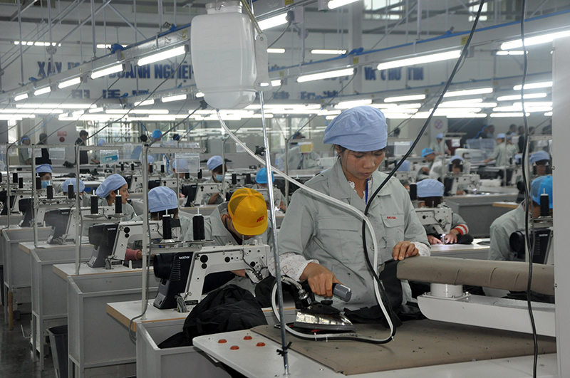 Sản xuất quần áo tại Công ty TNHH Hoa Lợi Đạt (Khu công nghiệp Texhong Hải Hà).