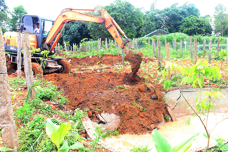 Sau khi được tuyên truyền, vận động, hộ ông Đào Văn Vượng (xã Quảng Long, huyện Hải Hà) đã chủ động san lấp hố chứa nước và phá bỏ cột bê tông trồng cây thanh long trên diện tích dự án.