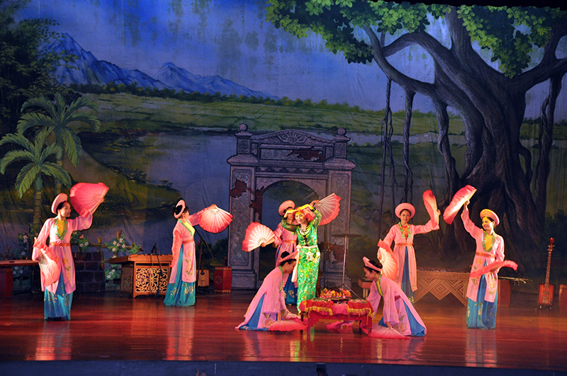 Đoàn Nghệ thuật Chèo Quảng Ninh biểu diễn hát văn phục vụ khách du lịch tại Cung Văn hoá Lao động Việt - Nhật (TP Hạ Long).