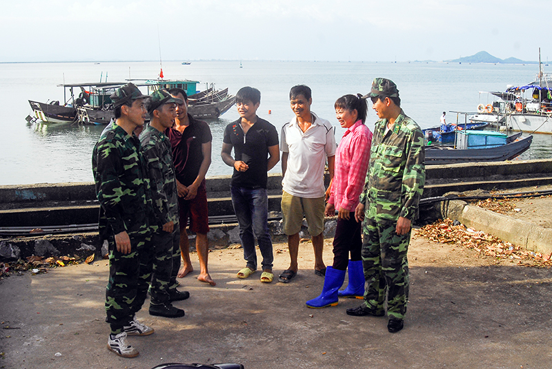 Cán bộ, chiến sĩ Đồn BP cửa khẩu cảng Vạn Gia tuyên truyền pháp luật cho nhân dân xã đảo Vĩnh Thực (TP Móng Cái).