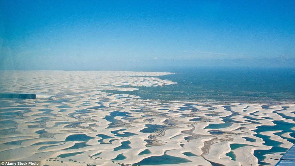 Những cồn cát trắng ở Lençóis Maranhenses trải rộng hơn 1.000 km2. Nơi này nhận được lượng mưa khoảng 1.193 mm mỗi năm nên không được coi là sa mạc chính thống. Tuy nhiên, du khách và người dân địa phương vẫn gọi đây là sa mạc.