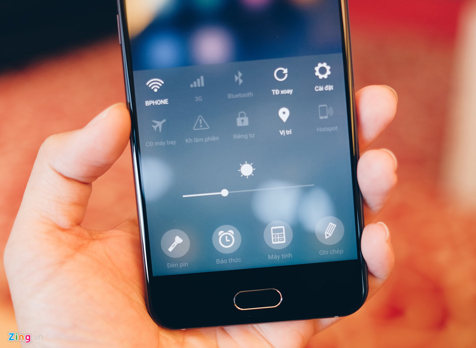 Bphone 2017 dùng hệ điều hành BOS, phát triển trên Android 7.1.2. Tương tự iOS, người dùng cũng có thể vuốt ngón tay từ dưới mép màn hình để vào trung tâm thiết lập nhanh.