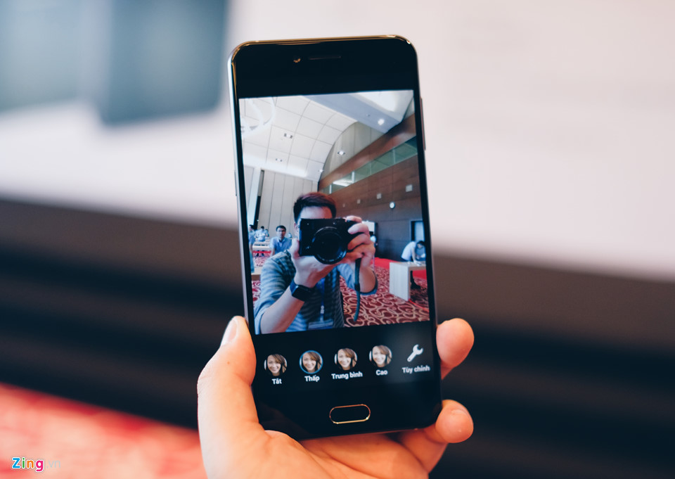 Camera trước của Bphone 2017 có độ phân giải 8 MP, trình chụp ảnh selfie tích hợp nhiều bộ lọc làm đẹp gương mặt.