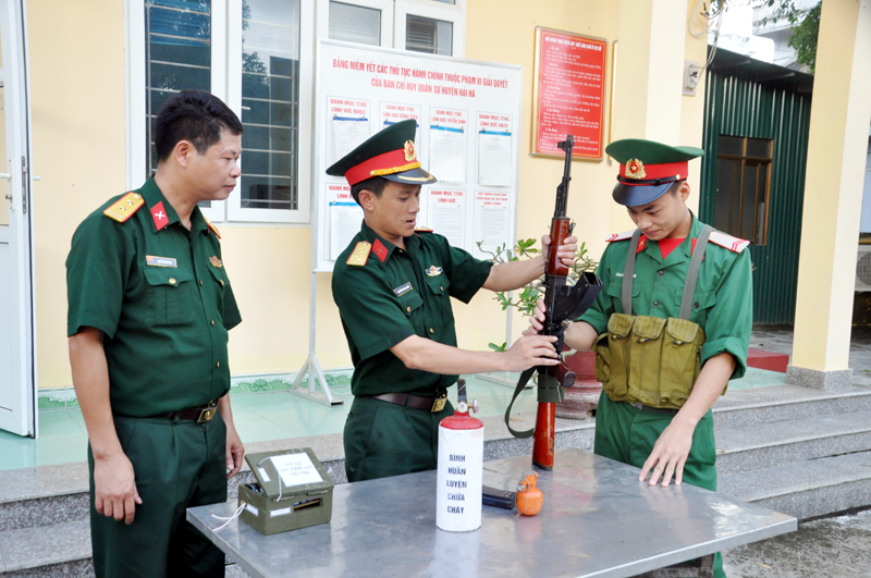CBCS Ban CHQS huyện Hải Hà giới thiệu về 2 mô hình sáng kiến bình cứu hoả phòng cháy, chữa cháy và bộ điều khiển nổ từ xa.