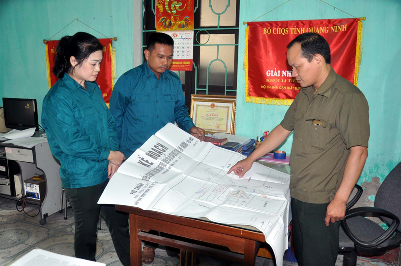Lãnh đạo Ban CHQS Công ty CP Than Hà Lầm - TKV cùng với chỉ huy Đại đội 1 rà soát kế hoạch tác chiến bảo vệ địa bàn.