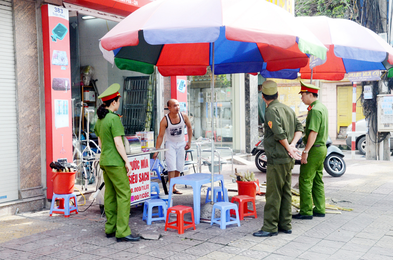 Đội trật tự đô thị phường Cẩm Thành, TP Cẩm Phả nhắc nhở, xử lý các trường hợp lấn chiếm vỉa hè trên đường Trần Phú.