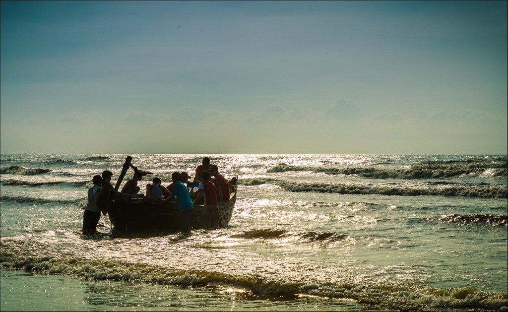 Dưới ánh bình minh, những trụ cột trong một gia đình ngư dân ở Thanh Hóa lại lên thuyền ra khơi vì cuộc sống mưu sinh. Ảnh: Nguyễn Văn Thảnh.