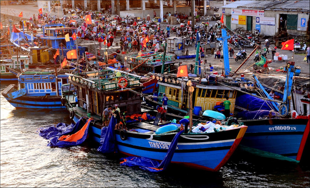 Bức ảnh chụp vào tháng 4 trên cảng cá Cửa Việt (Quảng Trị). Biển đã được hồi sinh sau một năm sự cố môi trường. Cuộc sống của ngư dân nơi đây đã trở lại bình thường như xưa, tàu bè tấp nập, cảnh mua bán lao động nhộn nhip. Ảnh: Hoàng An.