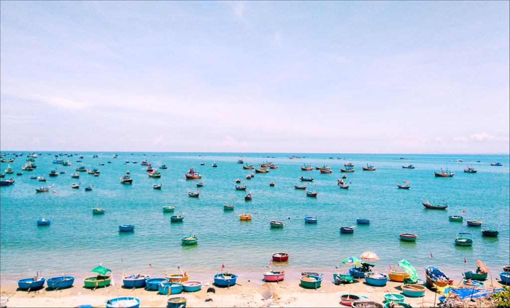 Khung cảnh thanh bình đặc trưng của miền biển tại làng chài Mũi Né (Bình Thuận). Nơi đây mang một vẻ đẹp bình dị và bầu không khí vui vẻ, sôi nổi của những con người vui tính, mến khách và thân thiện. Ảnh: Nguyễn Phi Khang.