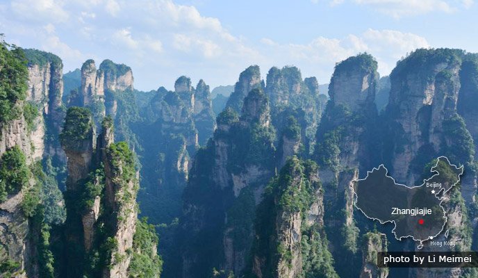 Trương Gia Giới - Công viên rừng quốc gia  Trương Gia Giới là tên một thành phố ở phía Tây Bắc tỉnh Hồ Nam, Trung Quốc. Nơi đây nổi tiếng là thiên đường du lịch với vô số cảnh đẹp thần tiên, những ngọn núi phủ mờ sương, những trụ đá sa thạch hùng vĩ, những thung lũng nên thơ và khu rừng nguyên sinh hoang dã. Chính nhờ vẻ đẹp đặc biệt này Trương Gia Giới đã trở thành nguyên mẫu để các nhà làm phim tạo ra những khung cảnh hoành tráng trong siêu phẩm điện ảnh “Avatar”.