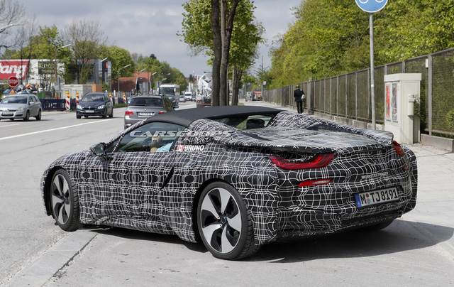 Dựa vào đoạn video do hãng BMW công bố trước đó, có thể thấy, i8 mui trần sẽ được bán ra vào năm sau. Trước đó, 1 số nguồn tin còn cho hay tại triển lãm Frankfurt 2017 diễn ra vào tháng 9 năm nay, i8 Roadster sẽ được trình làng.