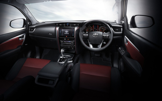 Bên trong Toyota Fortuner 2017 có những điểm mới như ghế hành khách phía trước chỉnh điện 8 hướng, tương tự ghế lái.