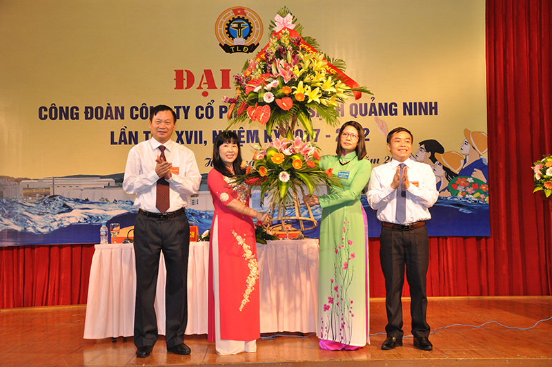 Phó Chủ tịch Thường trực LĐLĐ tỉnh Đỗ Thị Ninh Hường tặng hoa chúc mừng Đại hội. 
