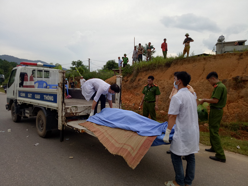 Lực lượng chức năng đưa thi để nạn nhân về Trung tâm Y tế huyện Bình Liêu để khám nghiệm, xác định danh tính.