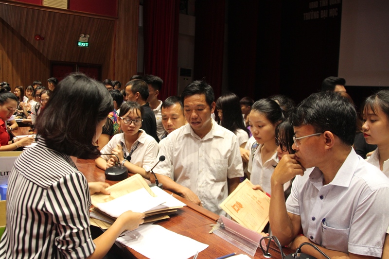 Các tân sinh viên trường Đại học Hạ Long háo hức đăng ký làm thủ tục nhập học