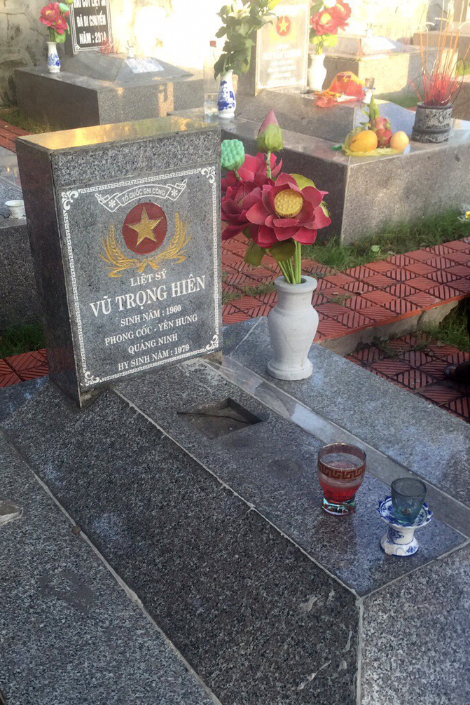 Ngôi mộ có bia liệt sĩ Vũ Trọng Hiên tại nghĩa trang liệt sĩ Hà Tu (TP Hạ Long) (ảnh do anh Vũ Trọng Tiến cung cấp)