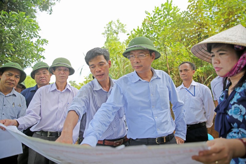 Đồng chí Bí thư Tỉnh ủy kiểm tra tiến độ xây dựng dự án Khu phức hợp sản xuất tôm chất lượng cao của Tập đoàn Việt - Úc.