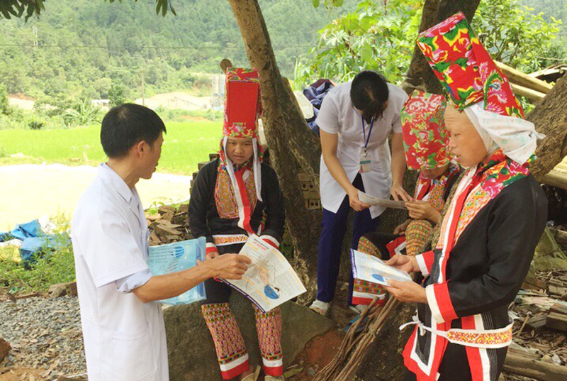 Cán bộ y tế tuyên truyền cho người dân bản Phai Làu, xã Đồng Văn, huyện Bình Liêu về cách phòng, chống SXH. (Ảnh: Nguyễn Dung - CTV)